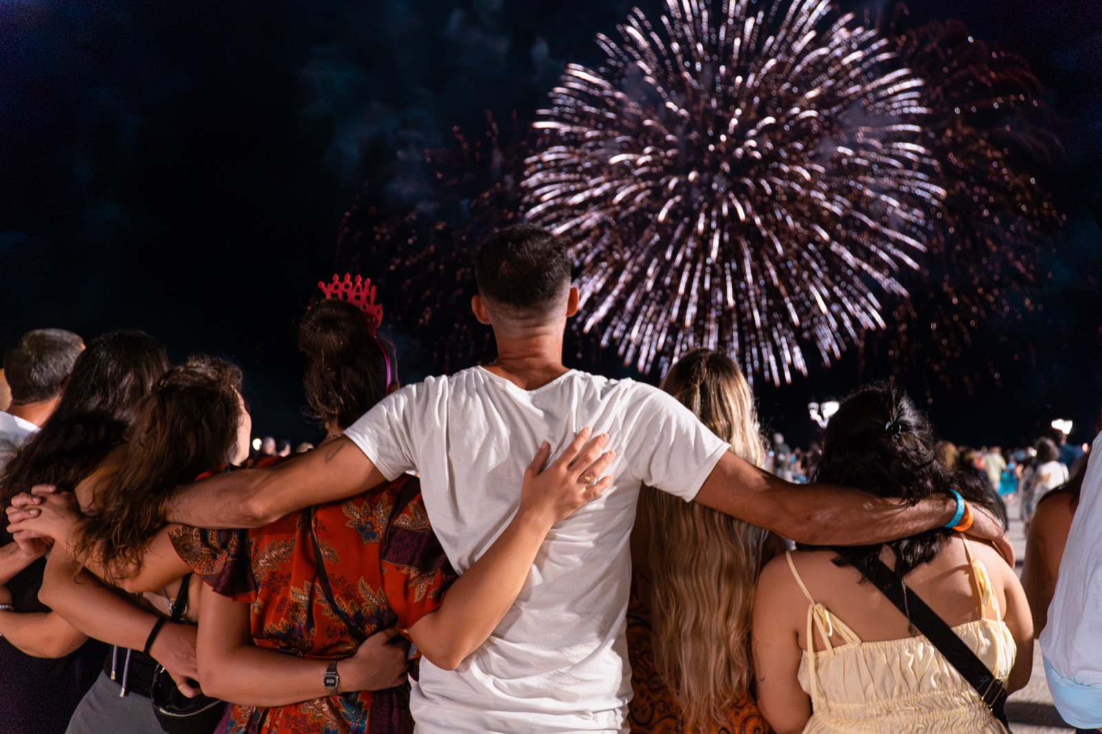 Il gruppo abbracciato guarda i fuochi d'artificio