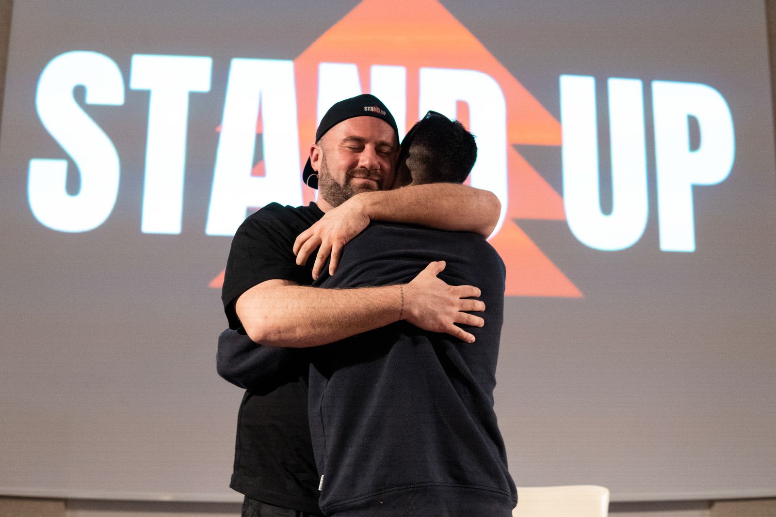 Abbraccio sul palco di Stand Up