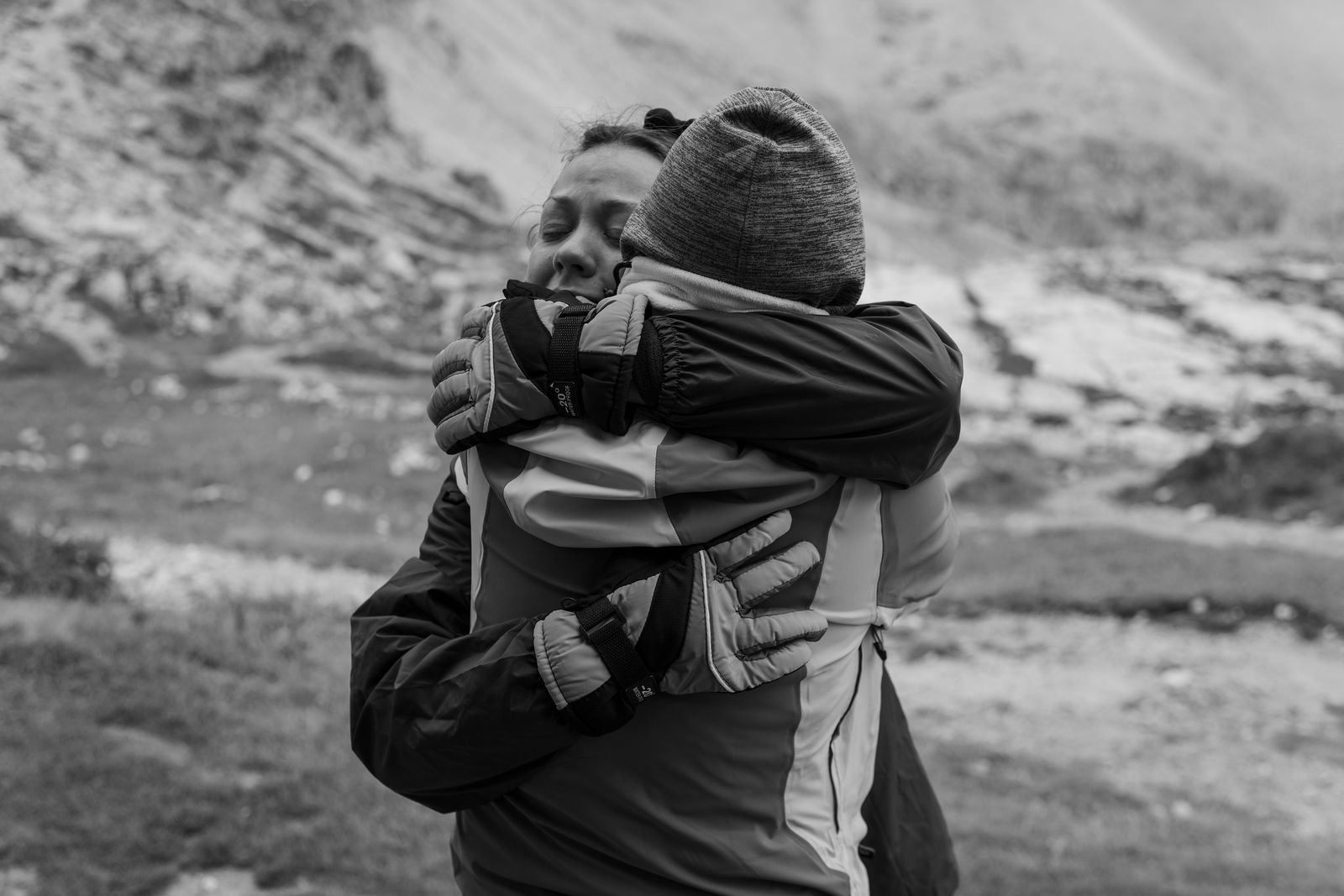 Abbraccio tra partecipanti in montagna