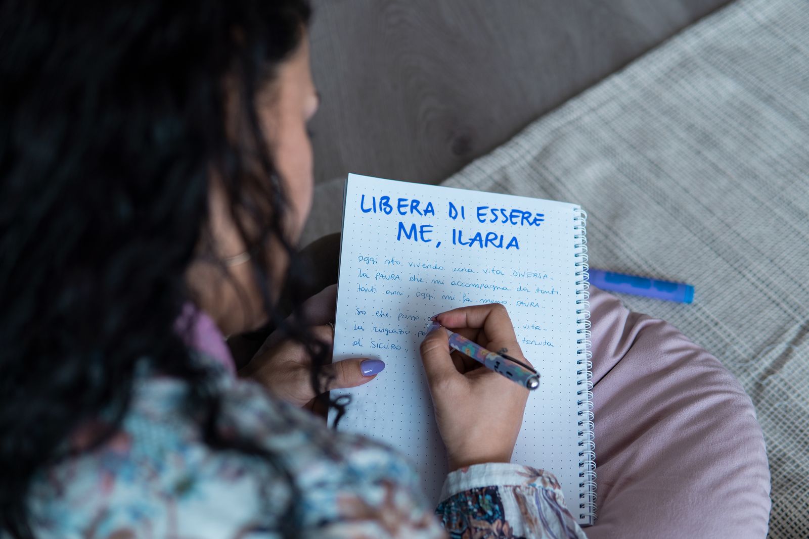 Una partecipante scrive sul quaderno: Libera di essere me